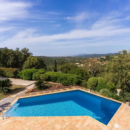 Villa Marguerite Pour 10 Personnes Avec Climatisation Et Vue Avec Piscine Privee Et Chauffee A La Londe-les-Maures