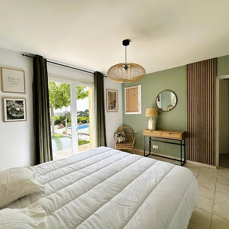 Marguerite Pour 10 Personnes Avec Climatisation Et Vue Avec Piscine Privee Et Chauffee A Villa *