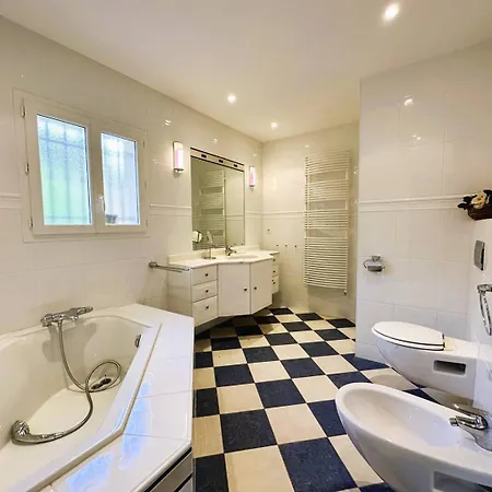 Marguerite Pour 10 Personnes Avec Climatisation Et Vue Avec Piscine Privee Et Chauffee A Villa *